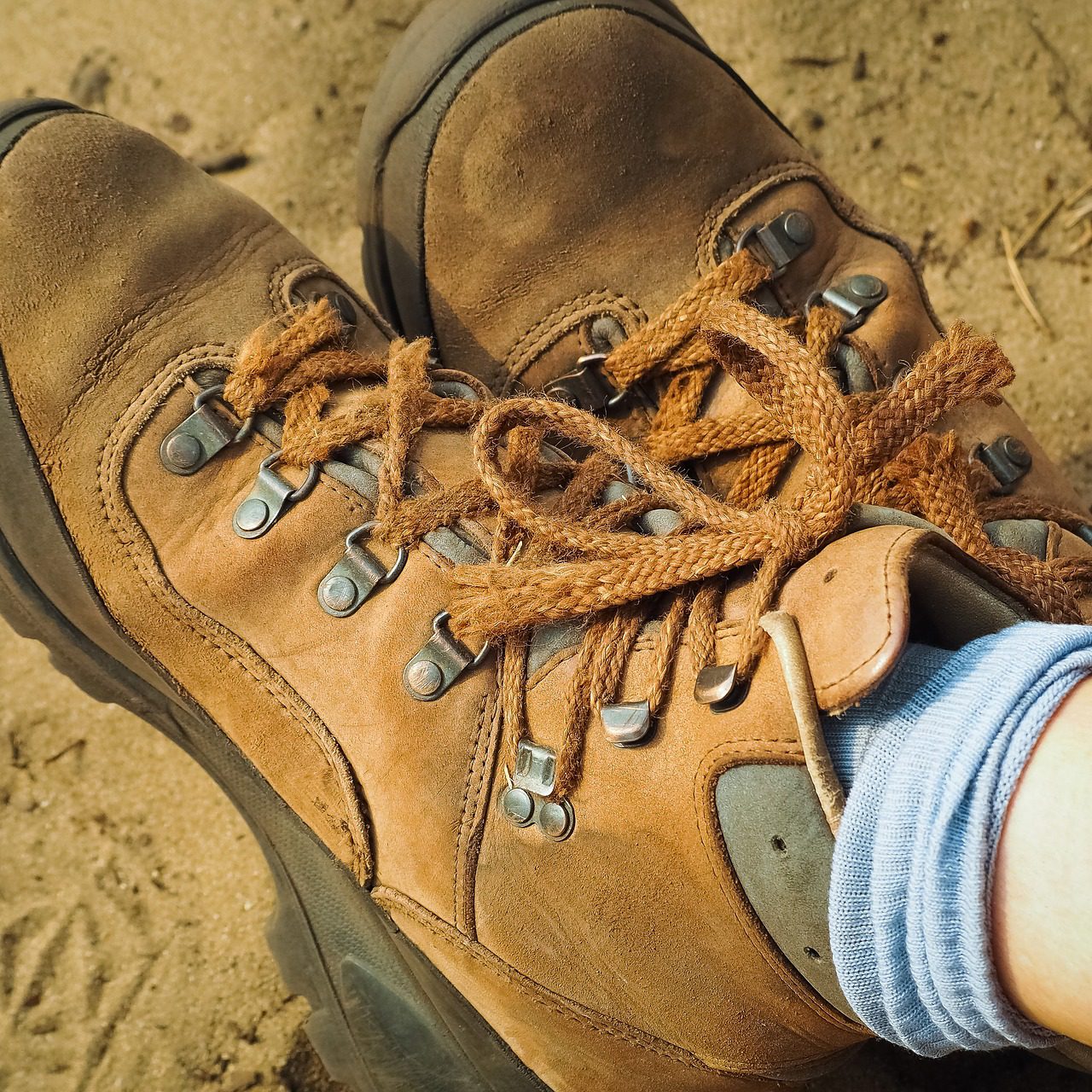 hiking-shoes-3565837_1920
