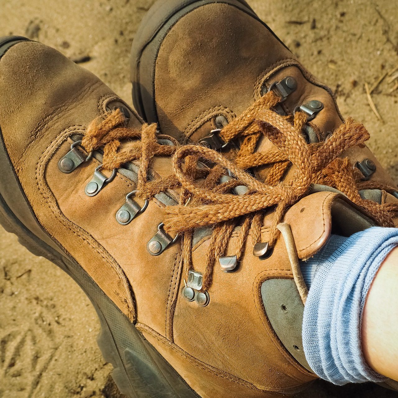 hiking-shoes-3565837_1920 hiking-shoes-3565837_1920